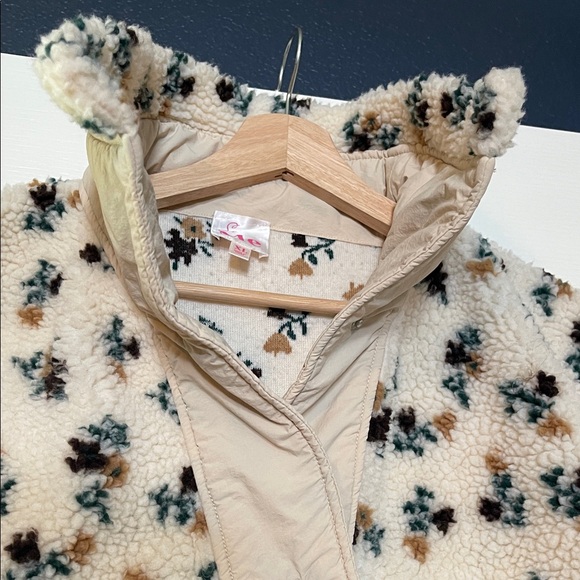 So Me Cream Floral Vest - Picture 3 of 5